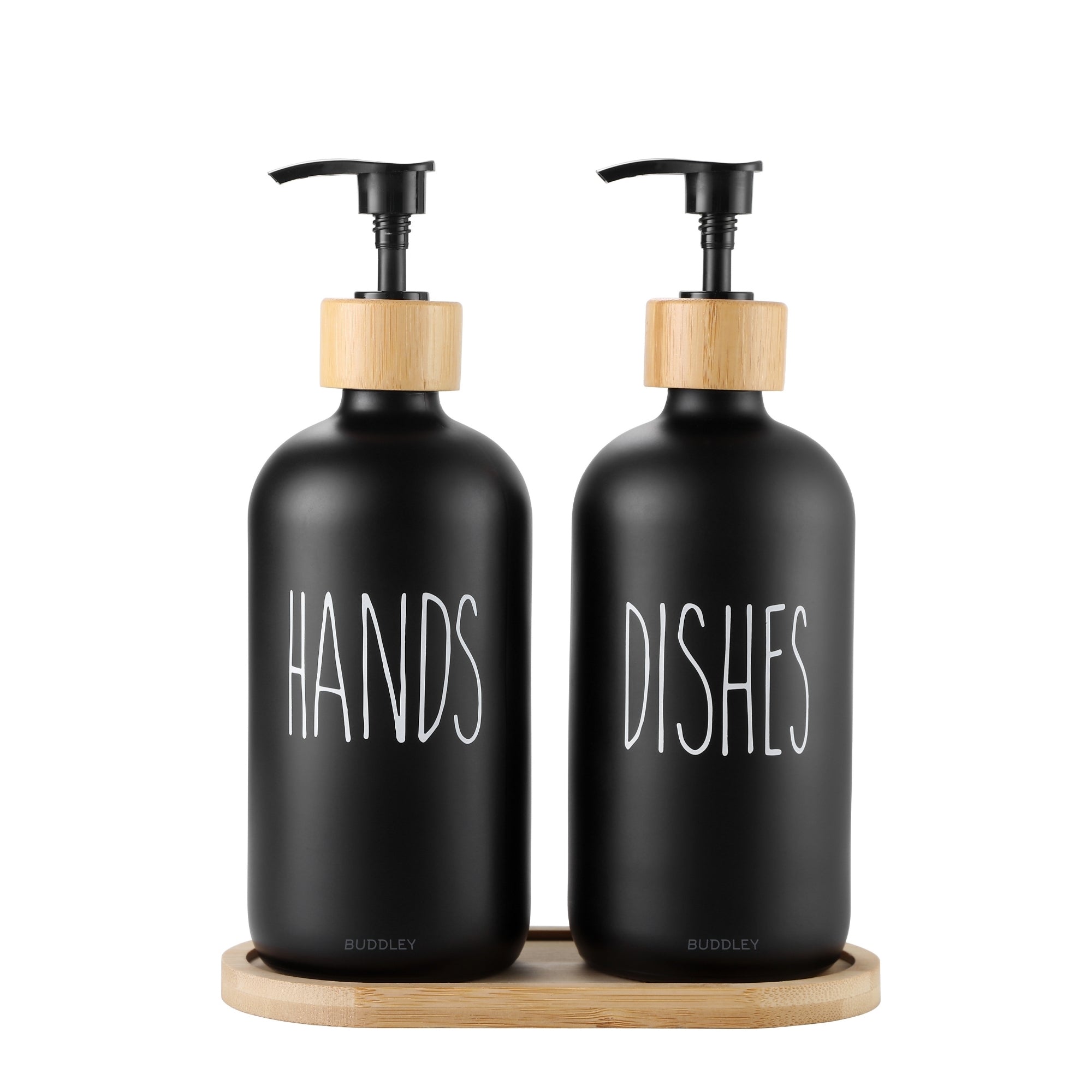Navulbare zeepdispenser set van mat zwart glas met houten pomp naast de keukenkraan