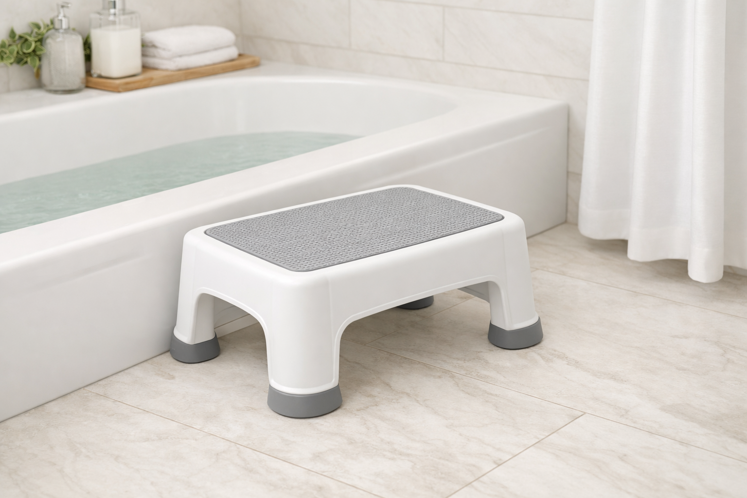 Antislip badkameropstapje naast een bad op een tegelvloer