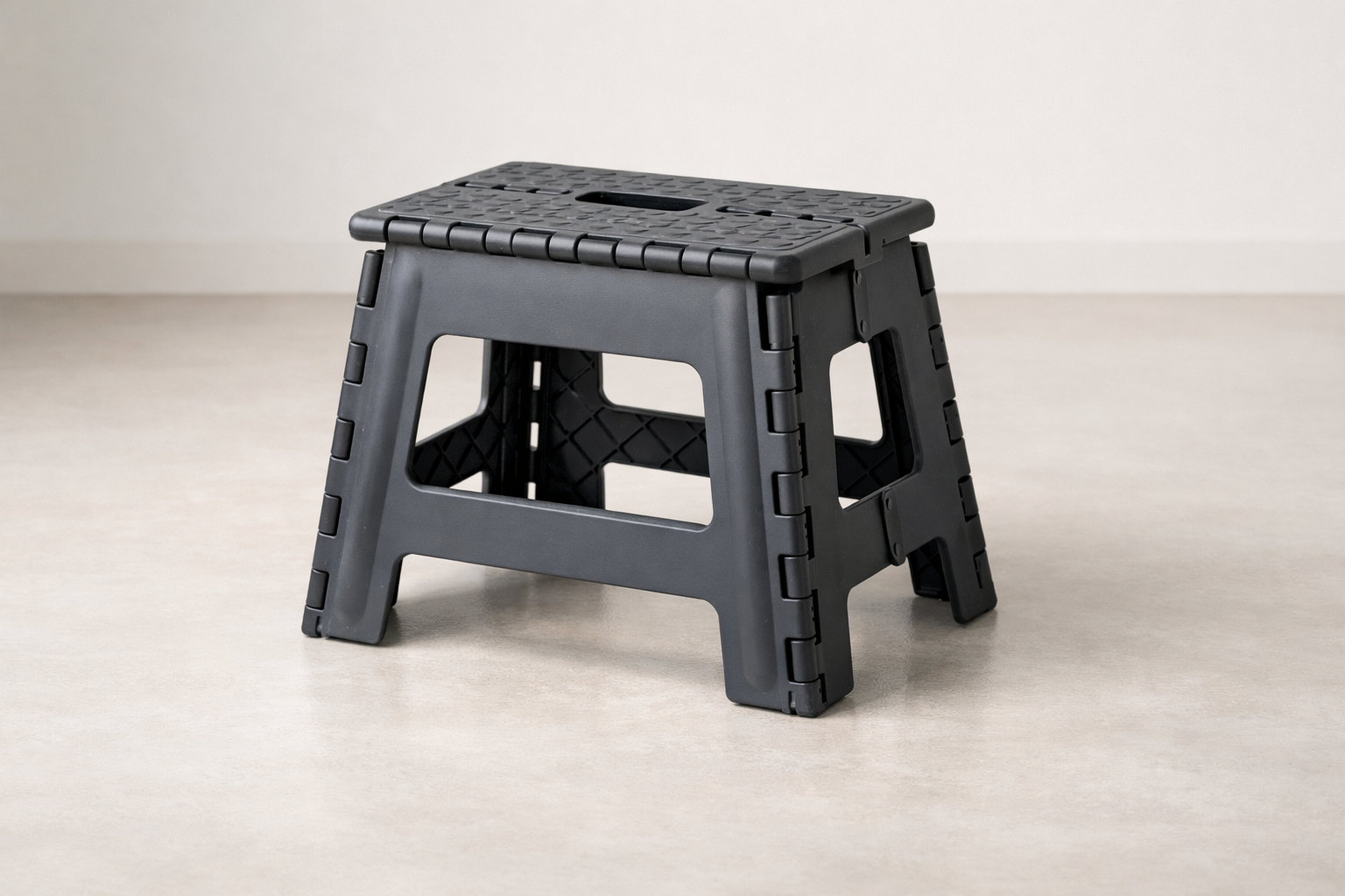 Inklapbaar opstapje uitgeklapt op een neutrale vloer