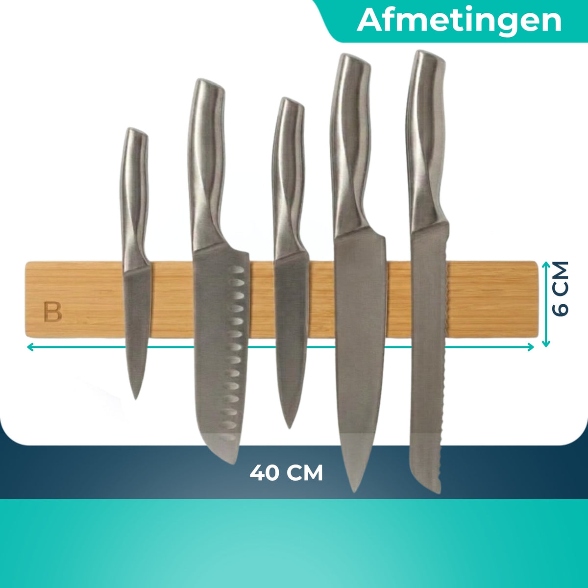 Magnetische messenhouder van bamboe, 40 cm breed, met vijf roestvrijstalen messen veilig bevestigd.