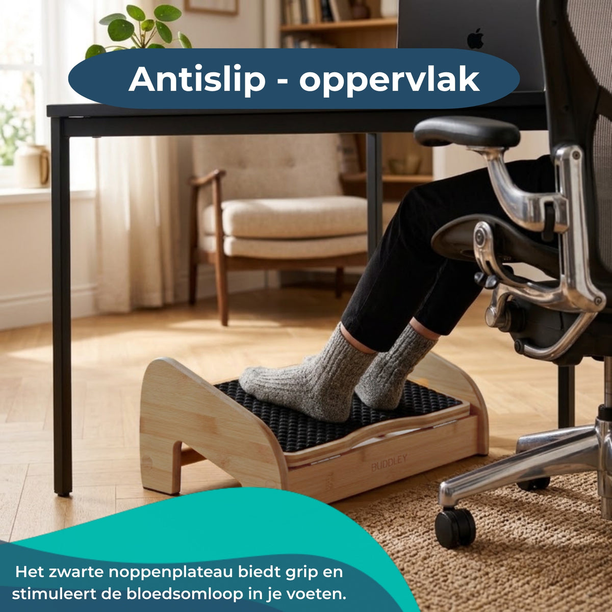 Voeten op een bamboe voetensteun onder een bureau, met antislip noppenplateau.