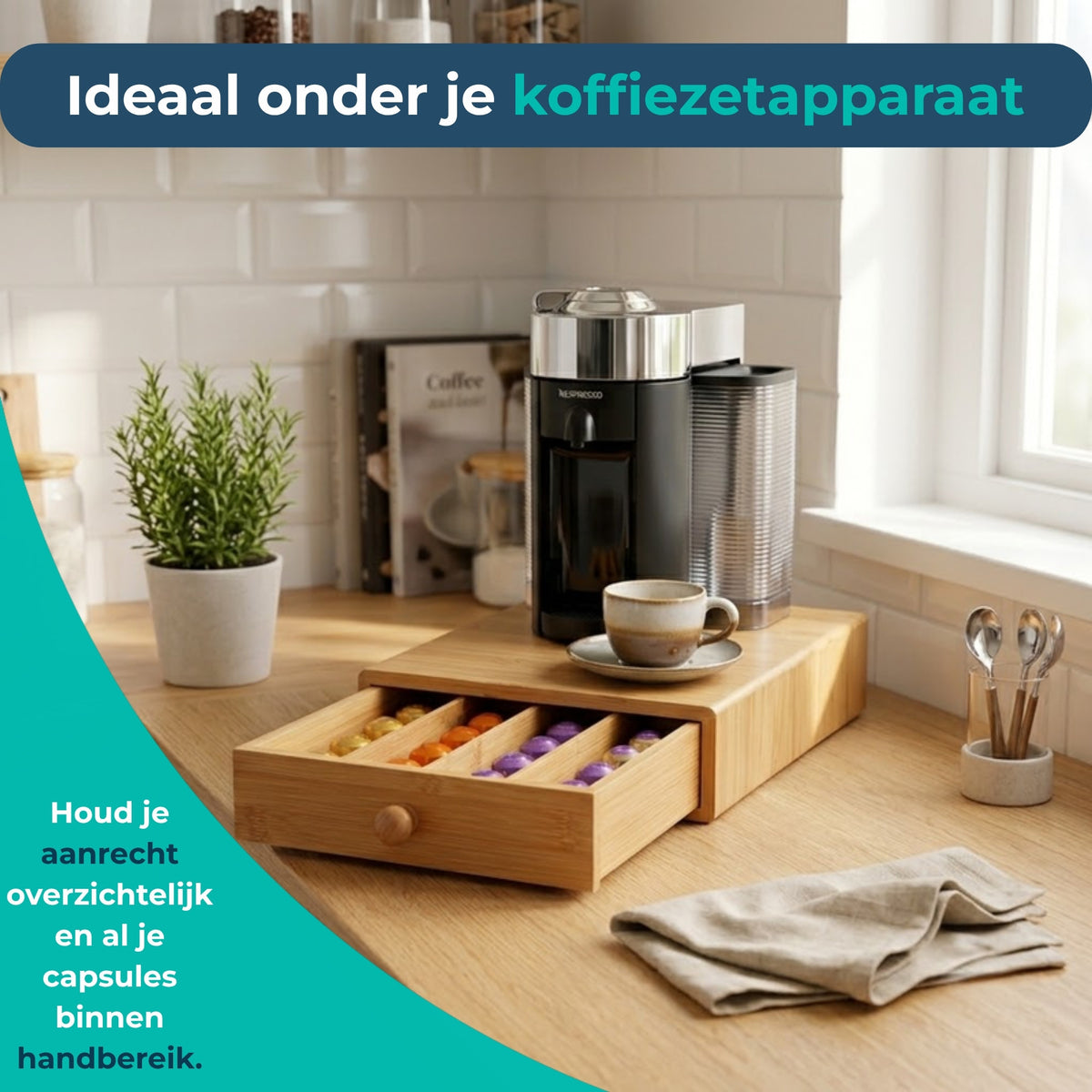 Bamboe capsulehouder met uitschuifbare lade onder een koffiezetapparaat op het aanrecht.