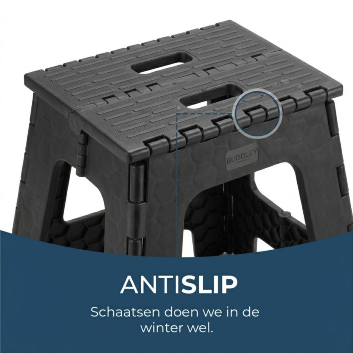 Close-up van het antislip oppervlak met het BUDDLEY-logo op het zwarte XXL opstapje.