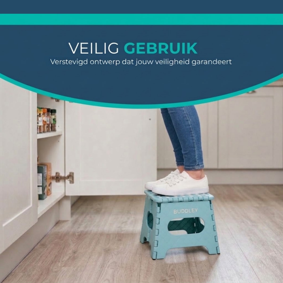 Petrol inklapbaar opstapje in de keuken, veilig in gebruik dankzij het verstevigde ontwerp.