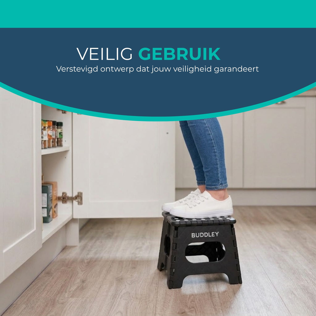 Zwart inklapbaar opstapje in de keuken, veilig in gebruik dankzij het verstevigde ontwerp.