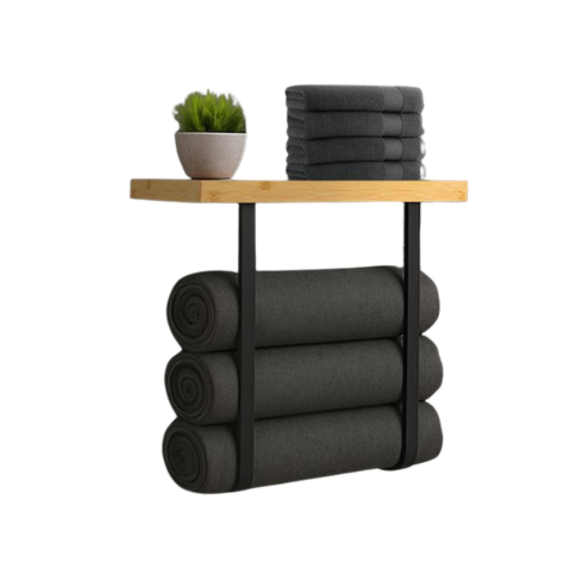 Bamboe planchet met handdoekhouder met drie opgerolde donkere handdoeken en een plantje op de plank.