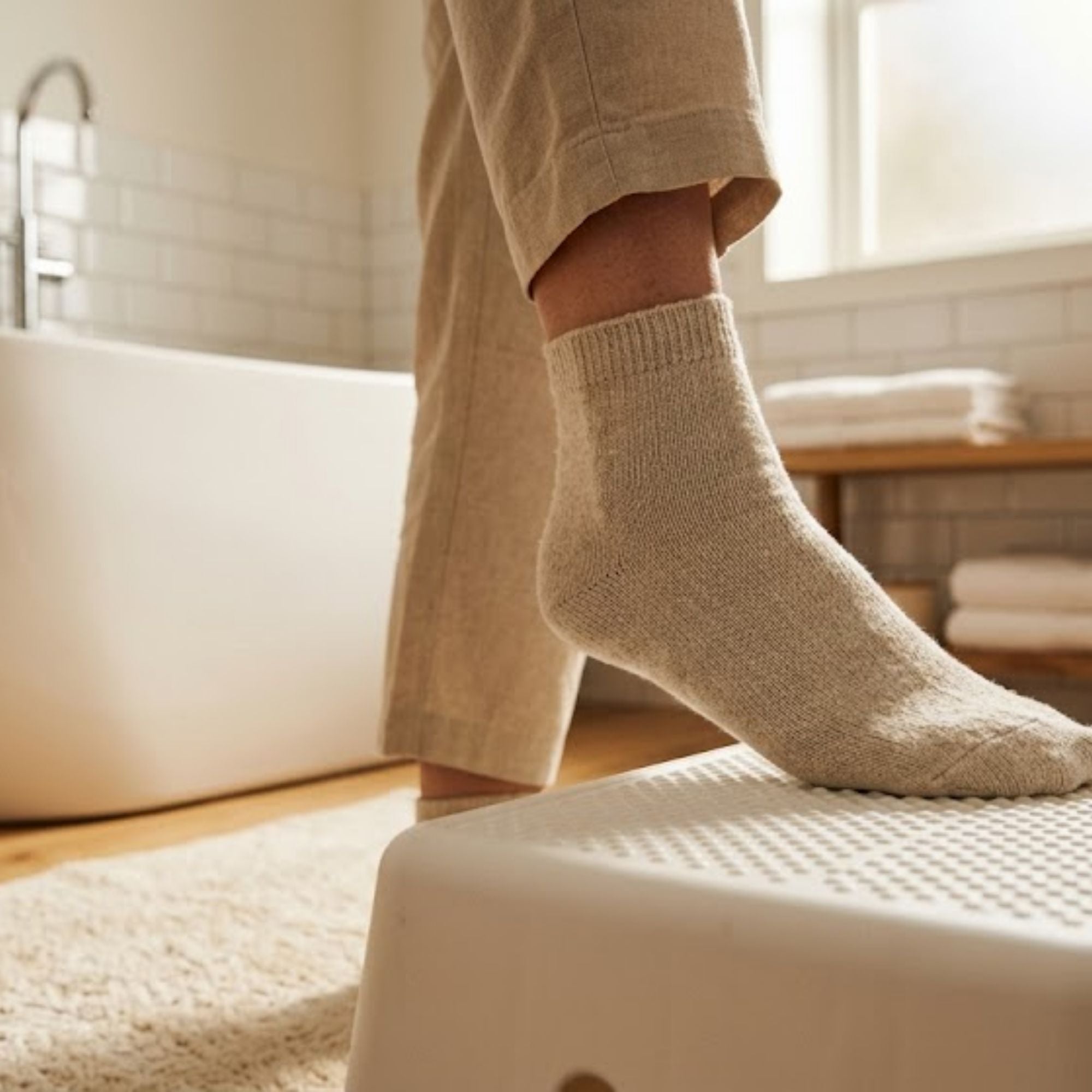 Opstapje badkamer kiezen: veilige hoogte, antislip en draagkracht uitgelegd