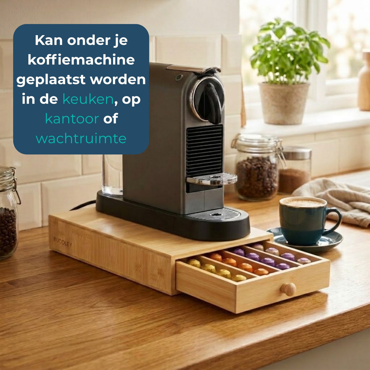 Bamboe capsulehouder onder een koffiemachine in de keuken, ook te gebruiken op kantoor of in een wachtruimte.