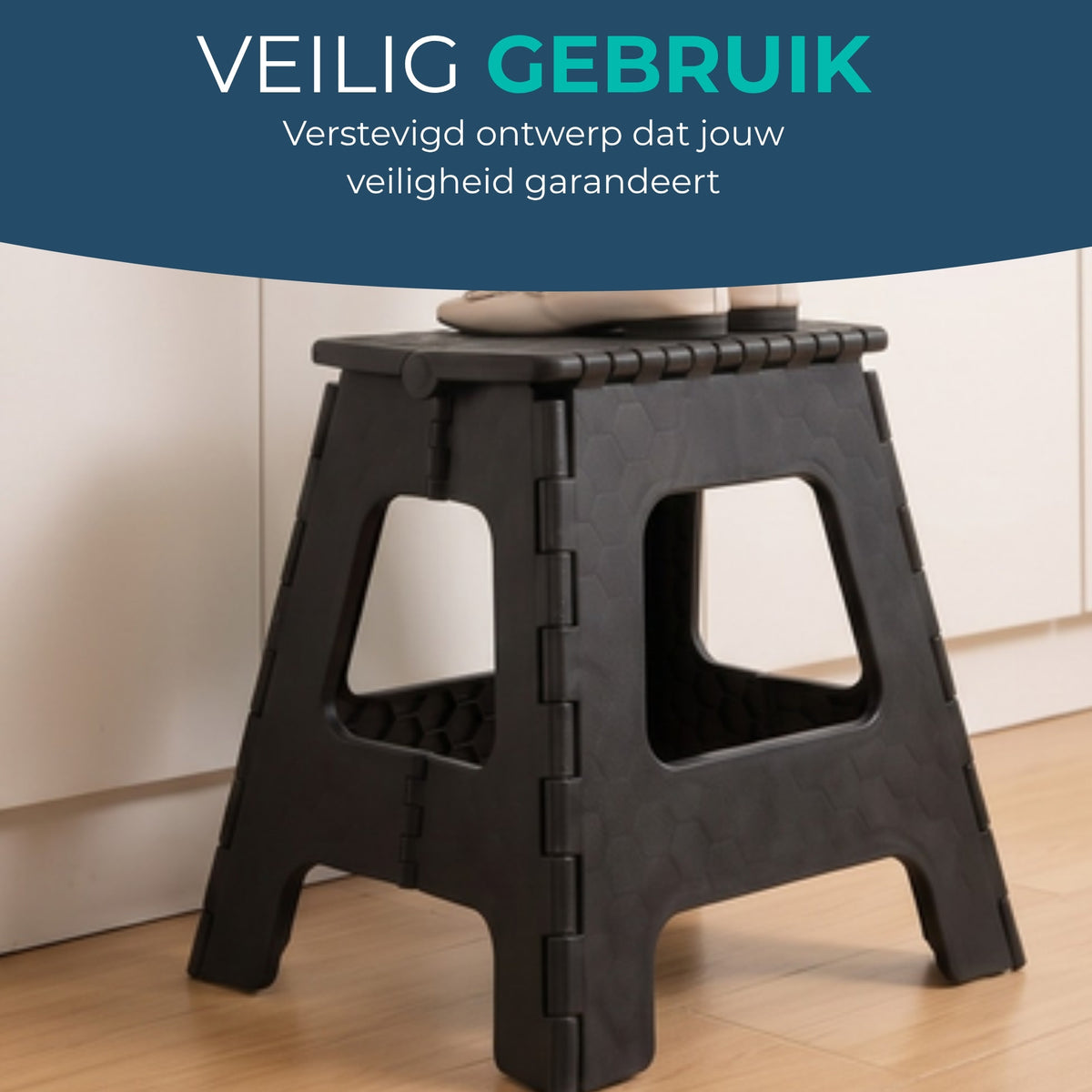Zwart XXL opstapje met verstevigd ontwerp, veilig onder een voet in de keuken.